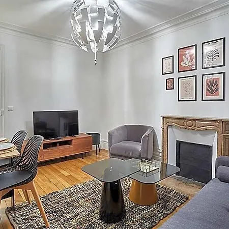 Very Charming Center Of Le Marais Paris